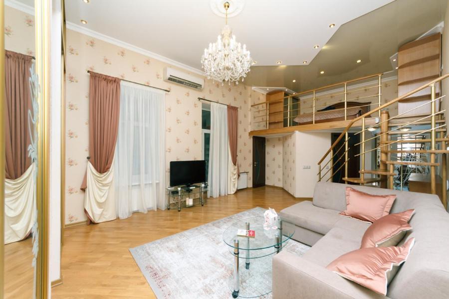 Stylish Two-Level Flat 2 Min From Khreschatyk Kyiv Exterior photo